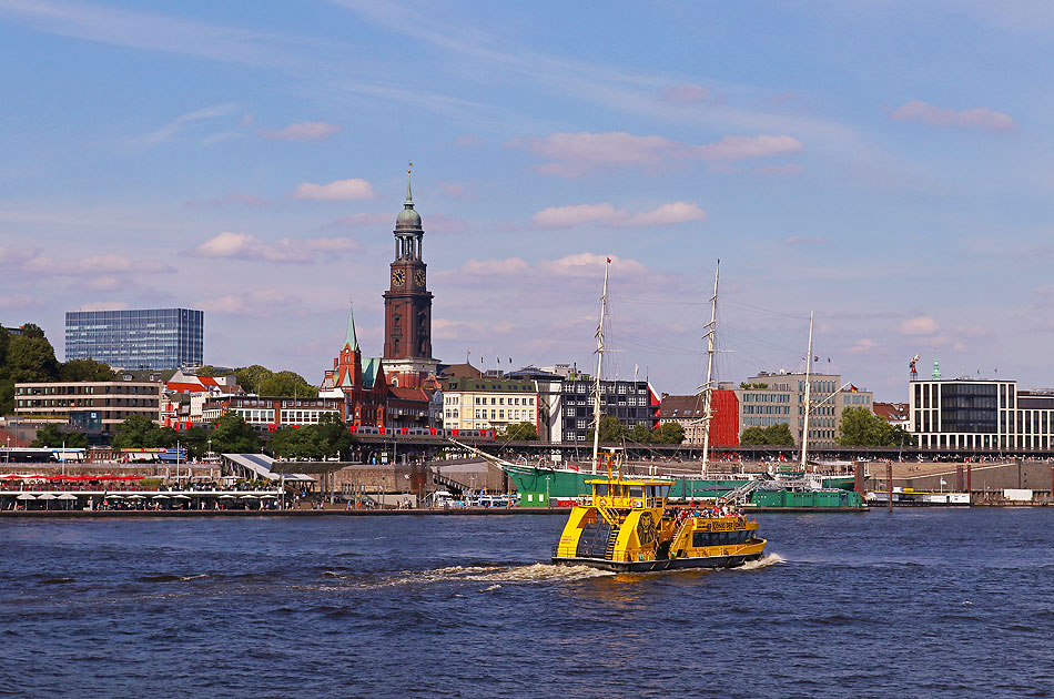 Das HADAG Schiff Tollerort vor den St. Pauli Landungsbrücken