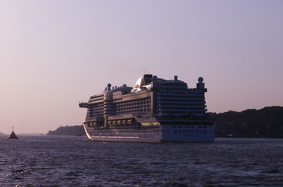 Die Aidaperla, ein Kreuzfahrtschiff, verlässt den Hamburger Hafen
