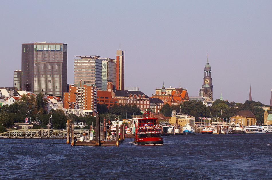 Das HADAG Schiff Elbmeile auf der Elbe