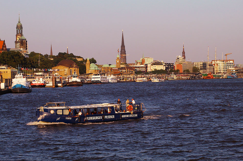 Die Barkasse Tokyo der Maritime Circle Line in Hamburg