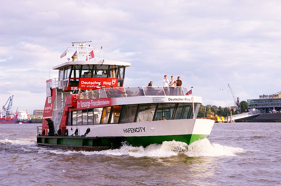Das HADAG Schiff Hafencity an den St. Pauli Landungsbrücken