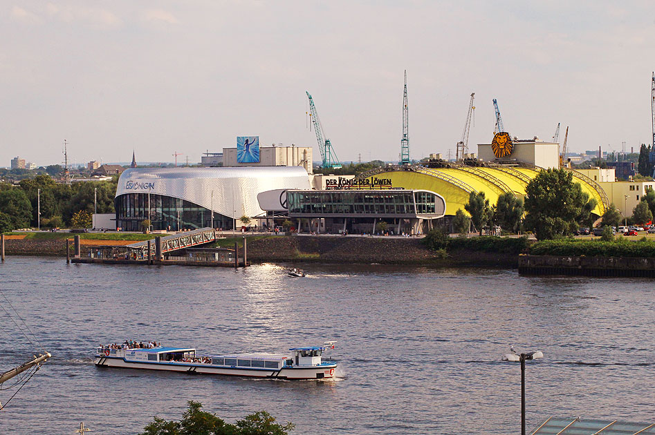 Die Musical Theater im Hafen mit dem Abicht Schiff Klein Romy