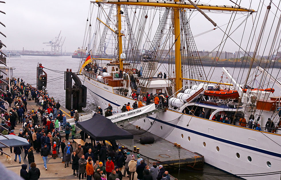 Besichtigung der Gorch Fock an der Überseebrücke in Hamburg