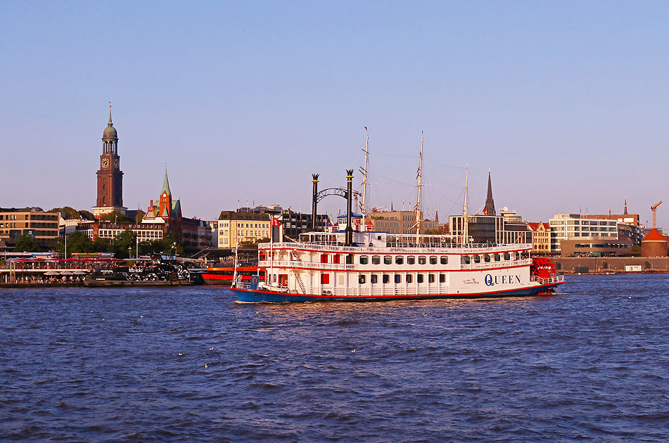 Die Queen von Kapitän Prüsse in Hamburg auf der Elbe vor den Landungsbrücken