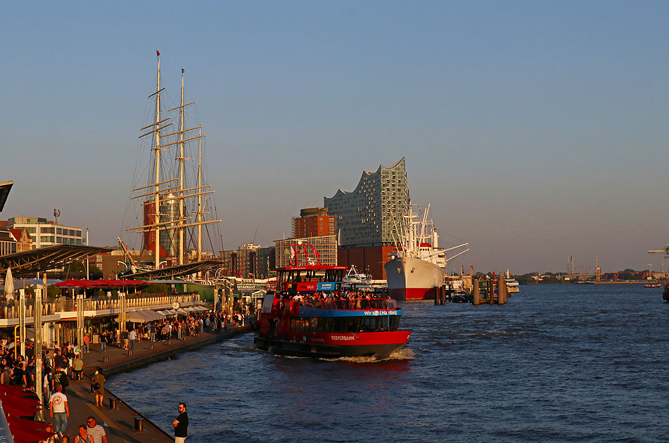 Das HADAG Schiff Reeperbahn an den St. Pauli Landungsbr&uuml;cken in Hamburg