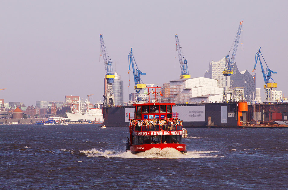 Das HADAG Schiff Elbmeile auf der Elbe in Hamburg