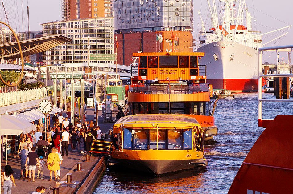 DAs HADAG Schiff Nala an den St. Pauli Landungsbrücken in Hamburg