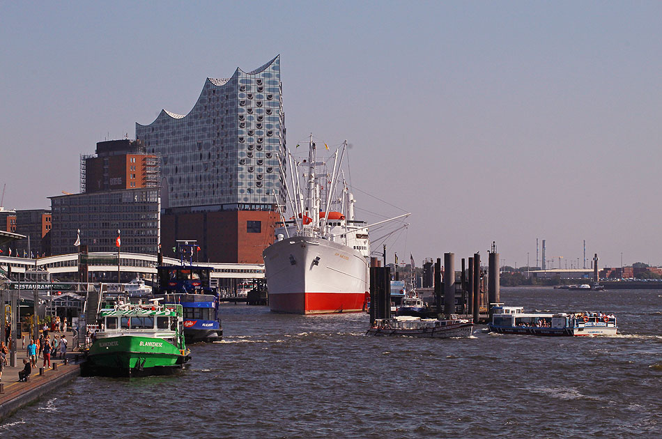 Schiffe an den Landungsbrücken mit der Elbphilharmonie