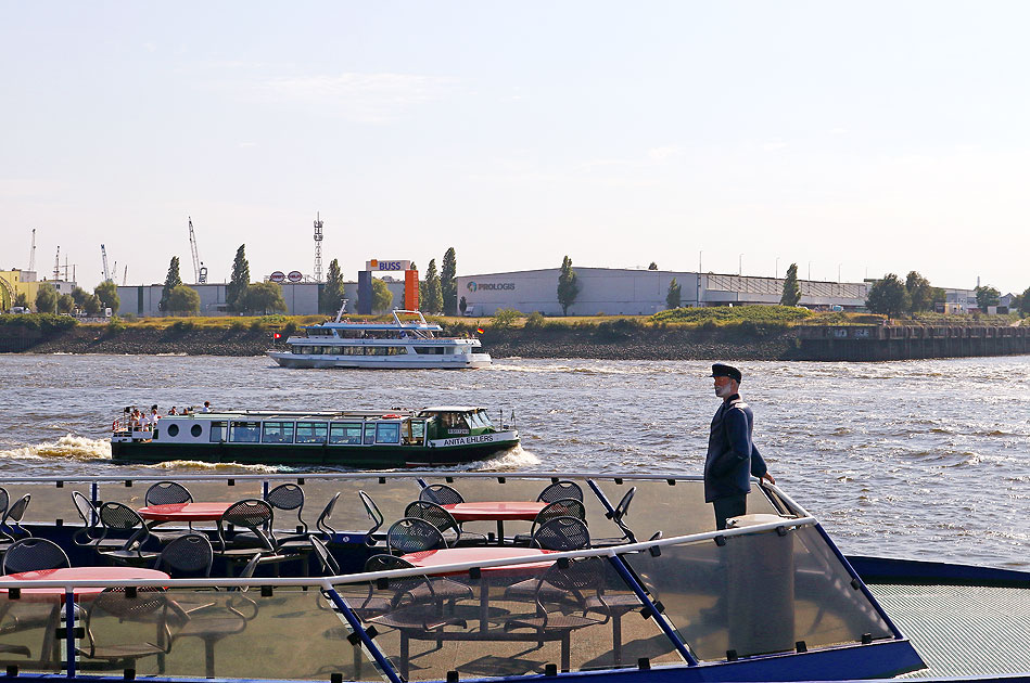 Die Barkasse Anita Ehlers vor den St. Pauli Landungsbrücken