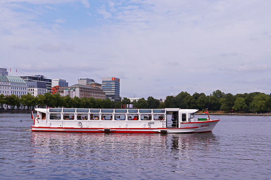 Der Alsterdampfer Seebek auf der Binnenalster in Hamburg