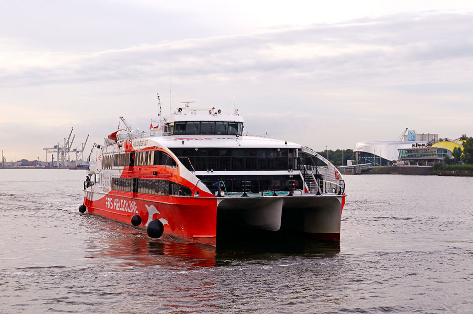 Der Halunder Jet an den St. Pauli Landungsbrücken in Hamburg