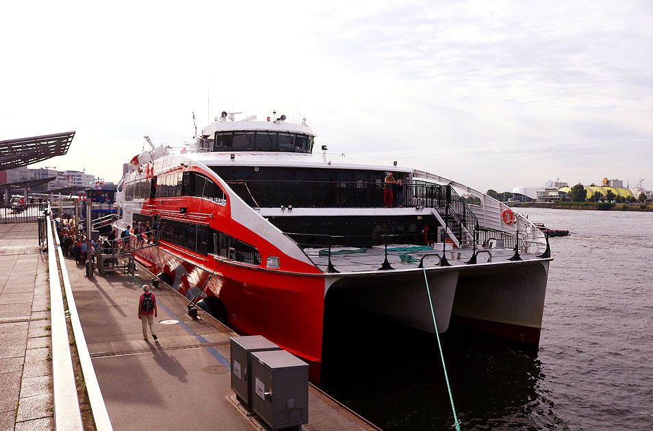 Der Halunder Jet an den St. Pauli Landungbrücken in Hamburg