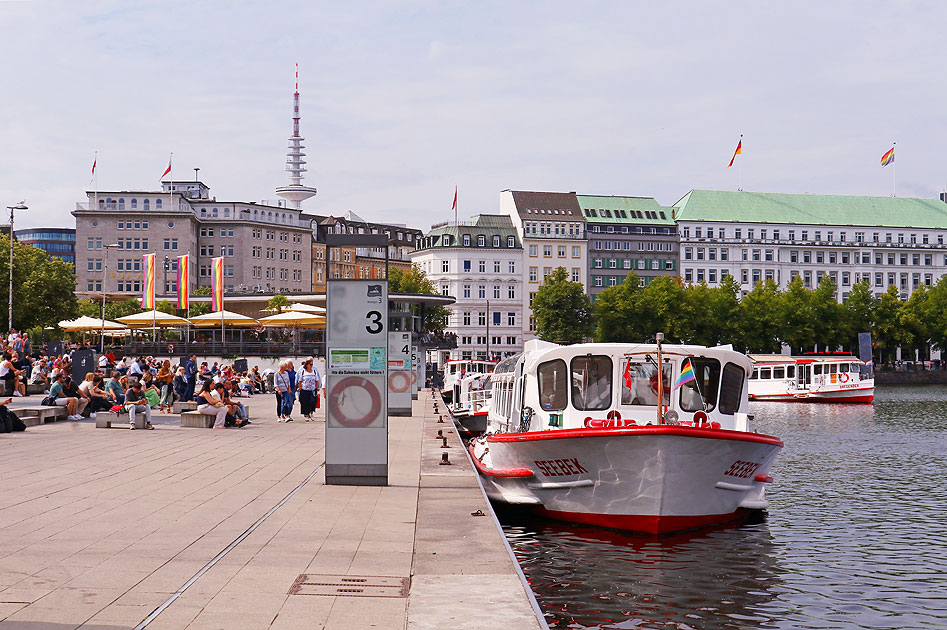 Der Alsterdampfer Seebek am Jungfernstieg in Hamburg