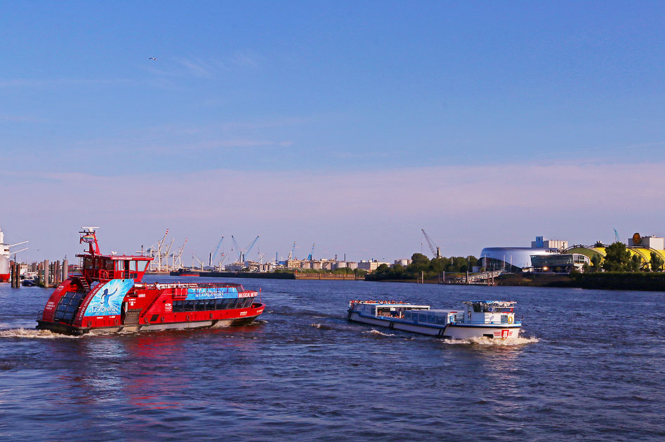Die Schiffe Elbmeile und Klein Romy auf der Elbe in Hamburg