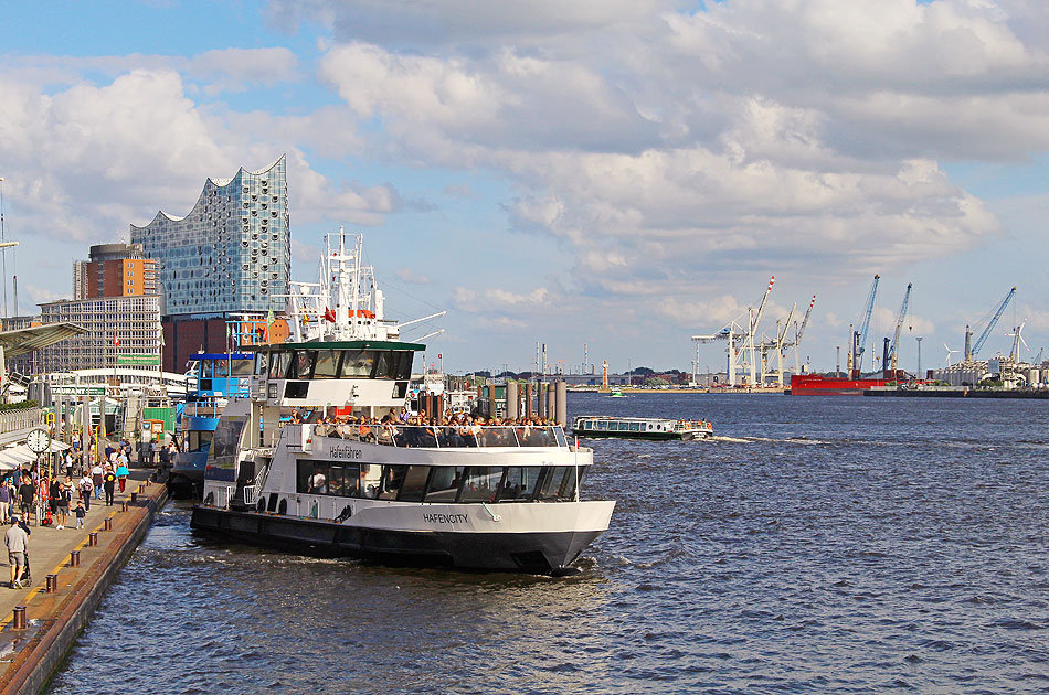 Das HADAG Schiff Hafencity an den St. Pauli Landungsbrücken