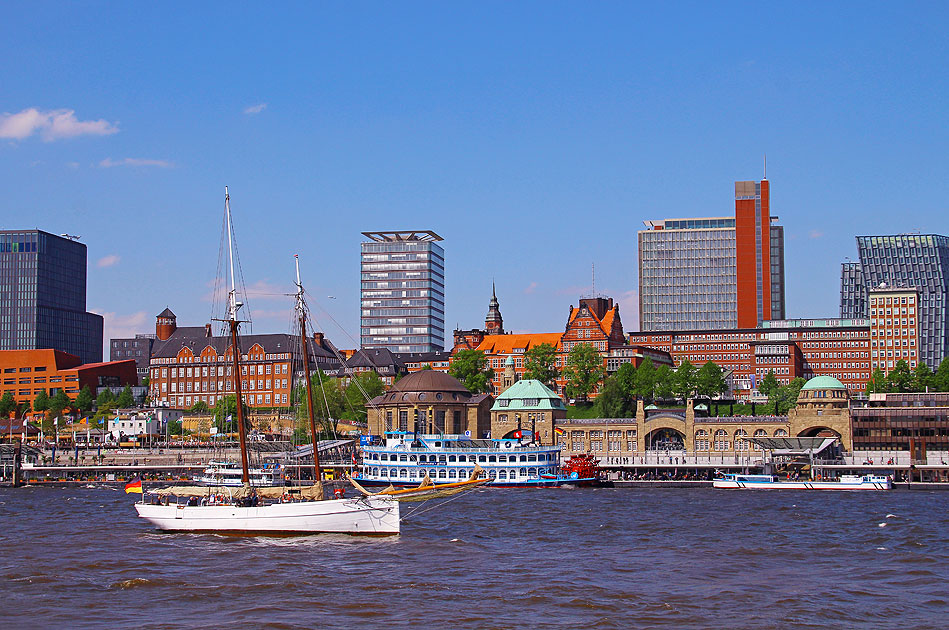 Ein Segelschiff vor den St. Pauli Landungsbrücken