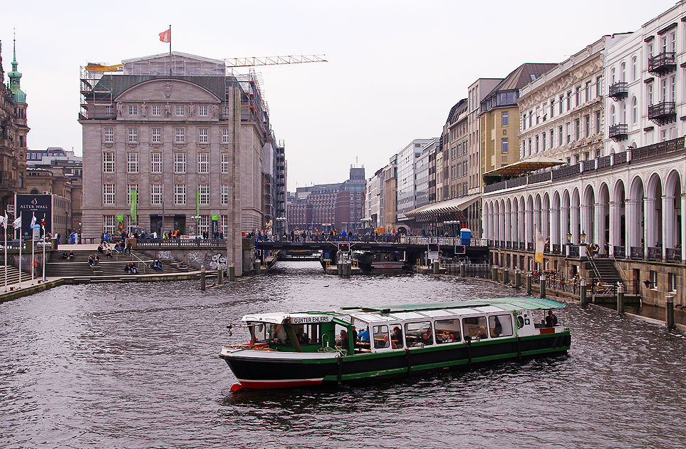 Die Barkasse Günter Ehlers auf der Kleinen Alster in Hamburg