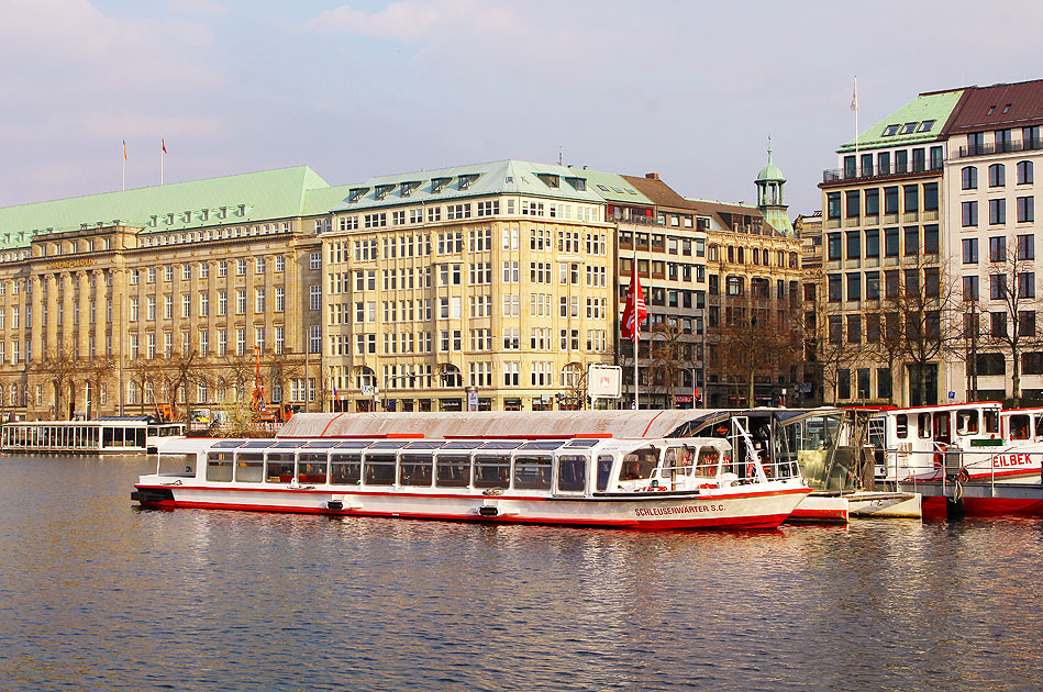 Der Alsterdampfer Schleusenwärter S.C. auf der Hamburger Binnenalster