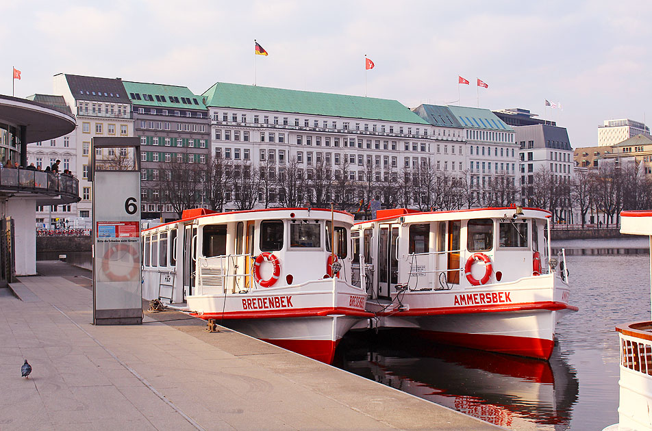 Die Alsterdampfer Bredenbek und Ammersbek auf der Hamburger Binnenalster