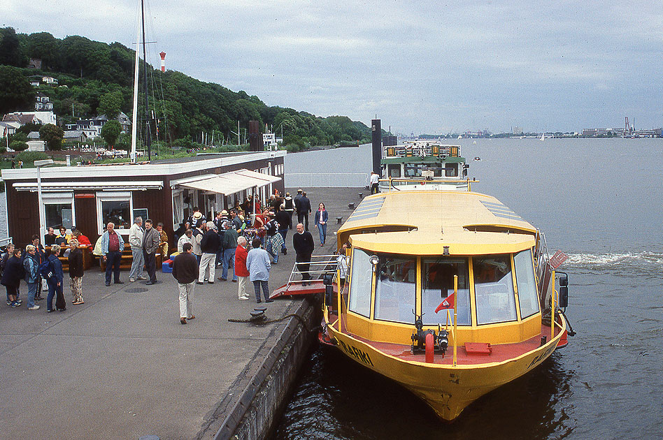 Das HADAG-Schiff Rafiki in Hamburg-Blankenese