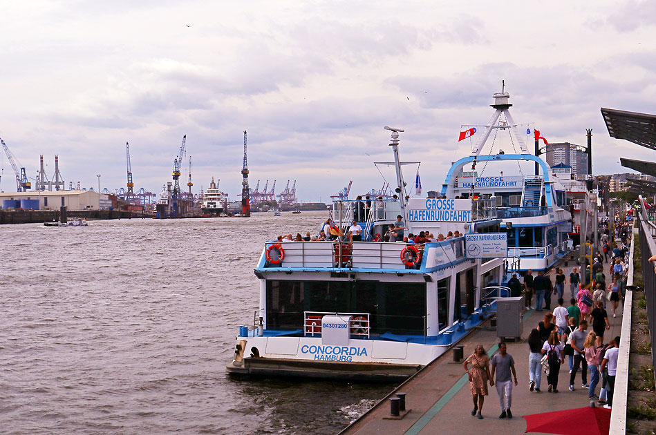Hafenrundfahrt Schiffe an den St. Pauli Landungsbrücken in Hamburg