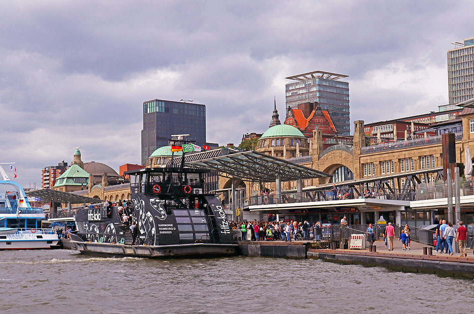 Das HADAG Schiff Harmonie an den St. Pauli Landungsbr&uuml;cken in Hamburg