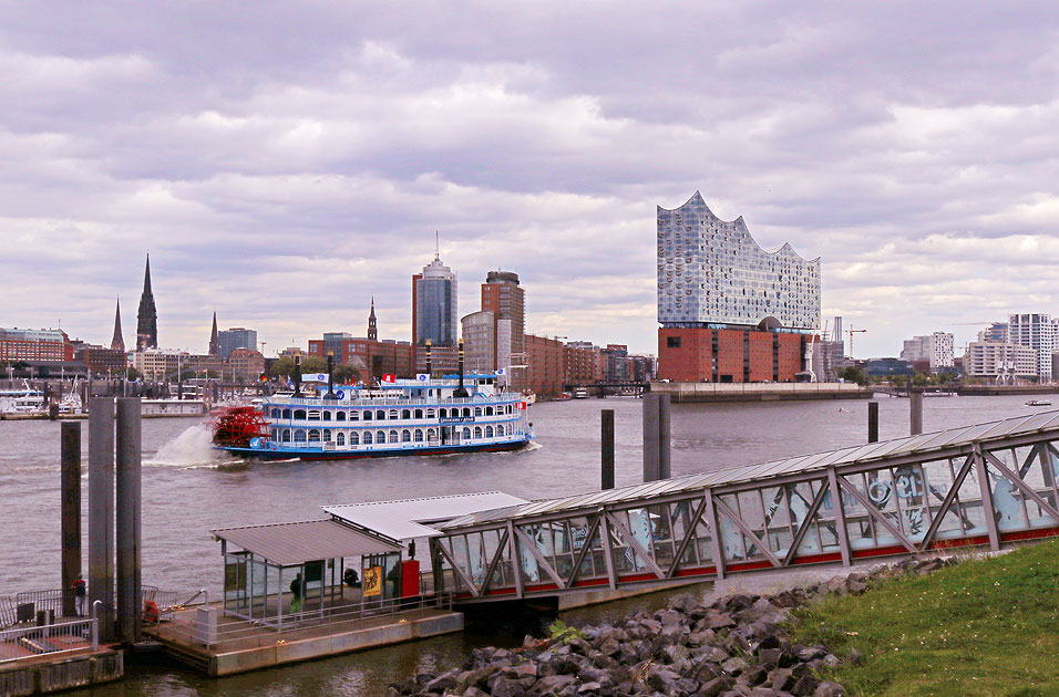 Die MS Louisiana Star von Rainer Abicht, ein Schaufelradschiff vor der Elbphilharmonie