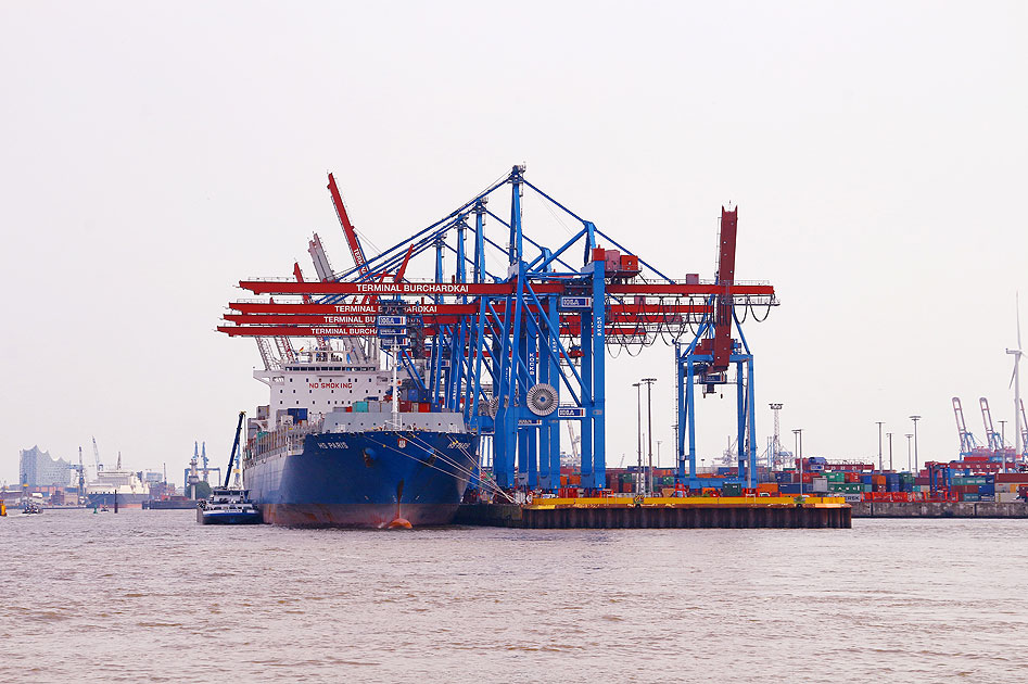 Das Containerschiff HS Paris im Hamburger Hafen