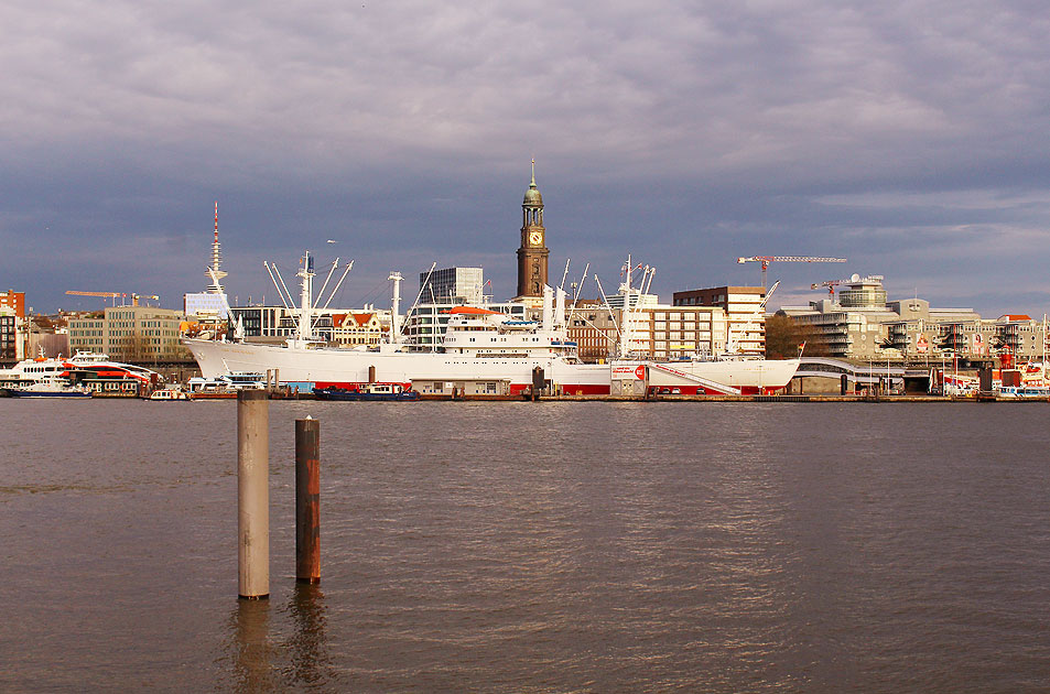 Die Cap San Diego in Hamburg mit dem Michel