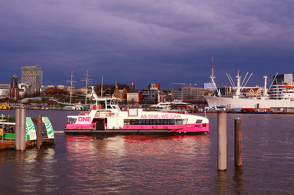 Das HADAG Schiff Neuland am Anleger Theater im Hafen in Hamburg