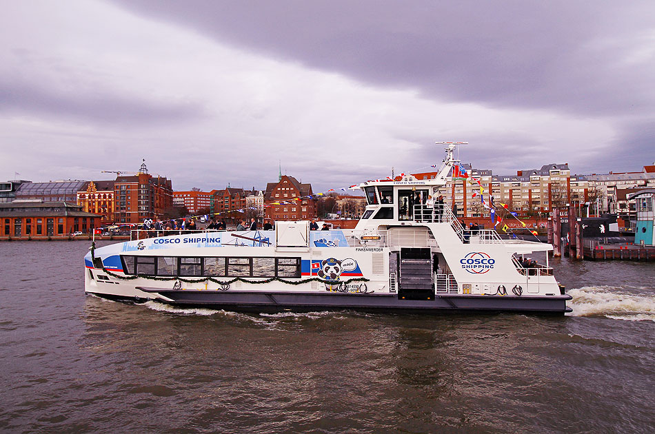 Das HADAG Schiff Finkenwerder IV vor dem Fischmarkt