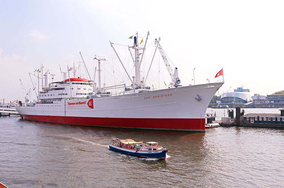 Die Cap San Diego und Barkasse Lara von Glitscher