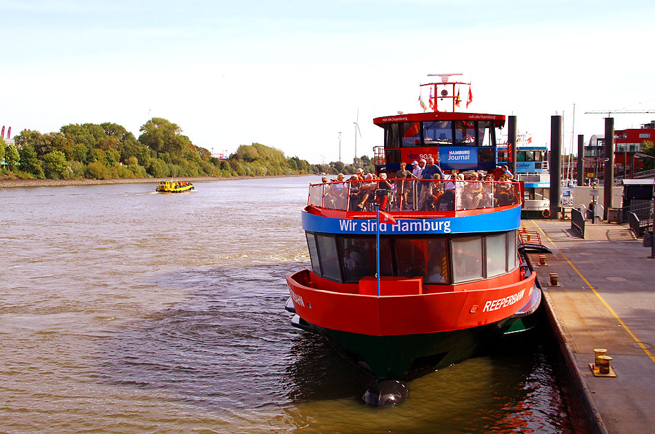 Das HADAG Schiff Reeperbahn in Finkenwerder