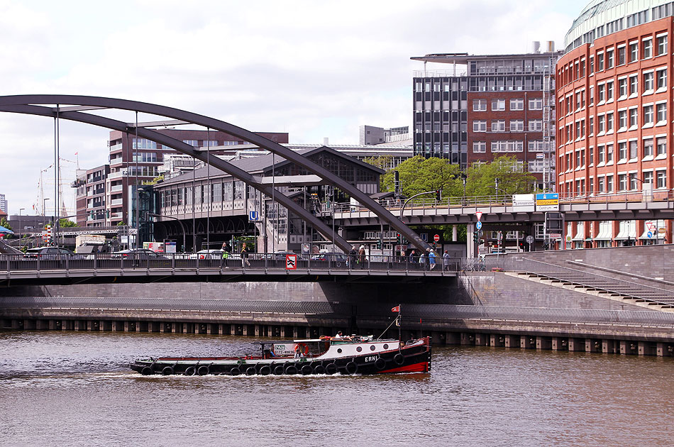 Die Barkasse Erni vor dem Bahnhof Baumwall in Hamburg