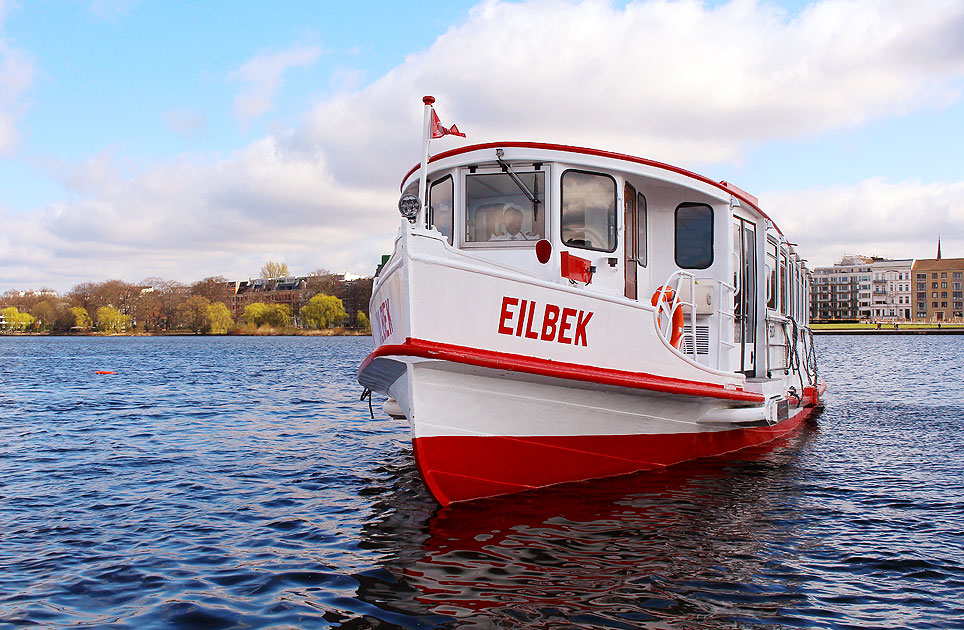 Der Alsterdampfer Eilbek auf der Außenalster in Hamburg