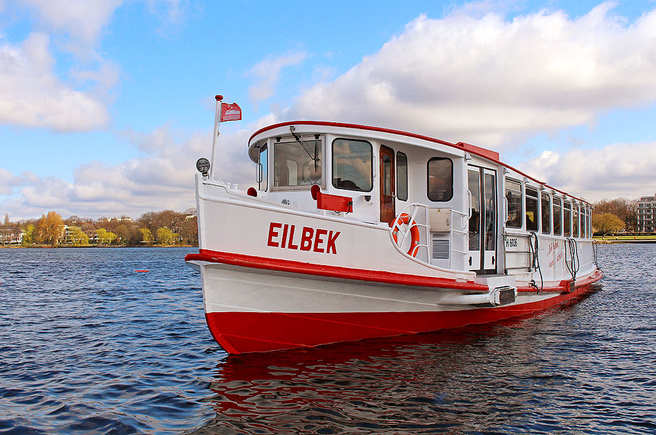 Der Alsterdampfer Eilbek auf der Außenalster in Hamburg