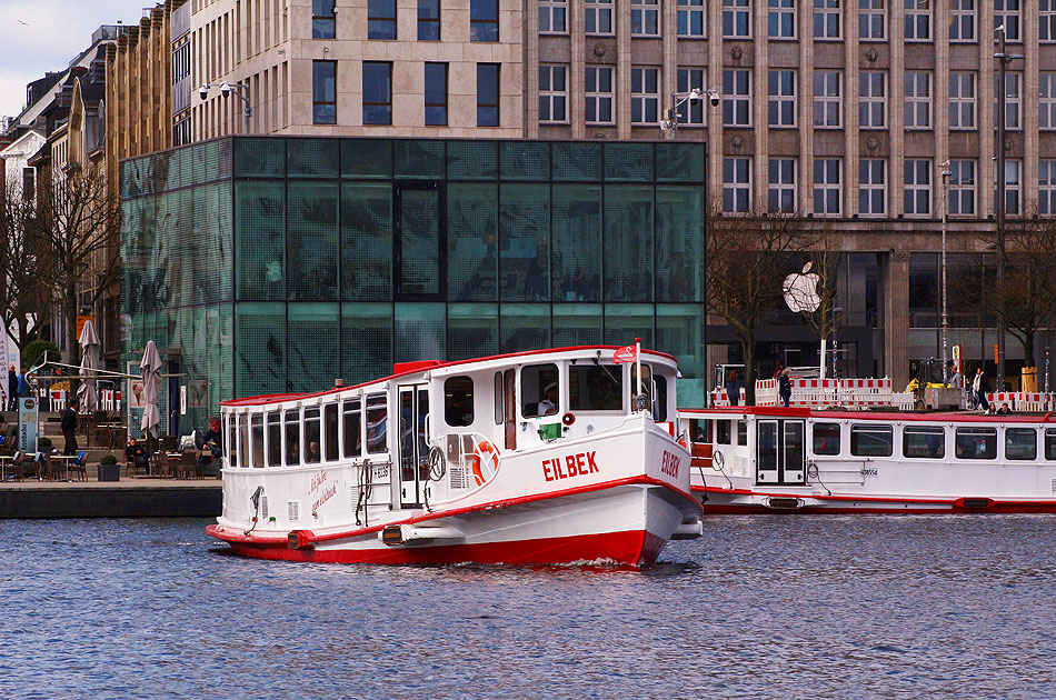 Der Alsterdampfer Eilbek auf der Hamburger Binnenalster