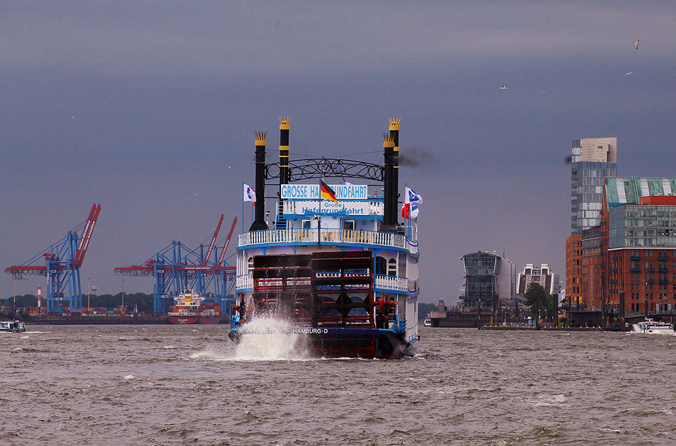 Die MS Louisiana Star von Rainer Abicht, ein Schaufelradschiff in Hamburg auf der Elbe