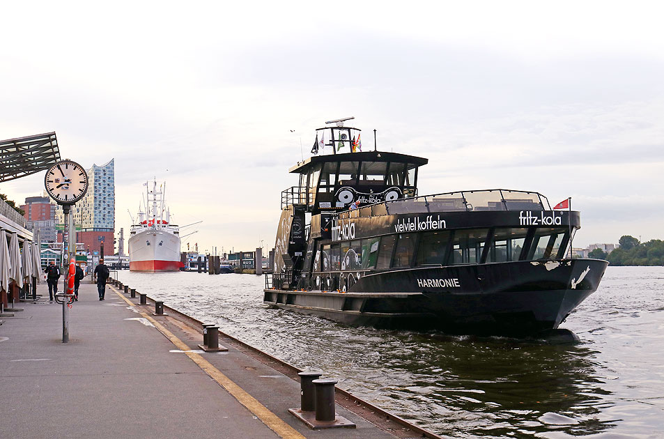 Das HADAG Schiff Harmonie an den St. Pauli Landungsbr&uuml;cken