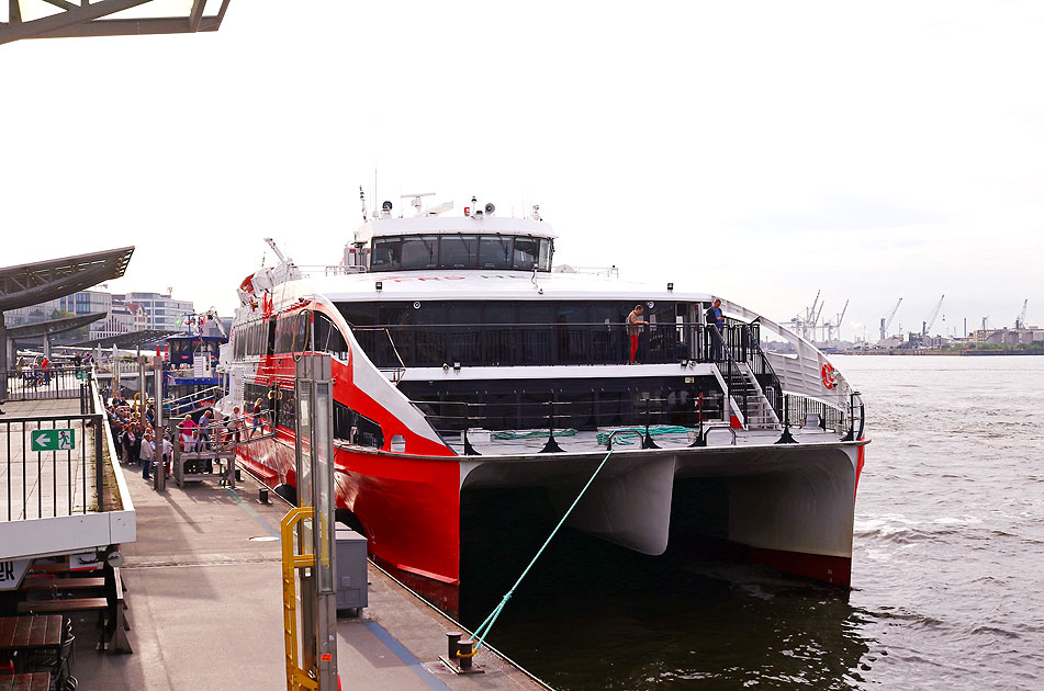 Das Halunder Jet an den St. Pauli Landungsbrücken