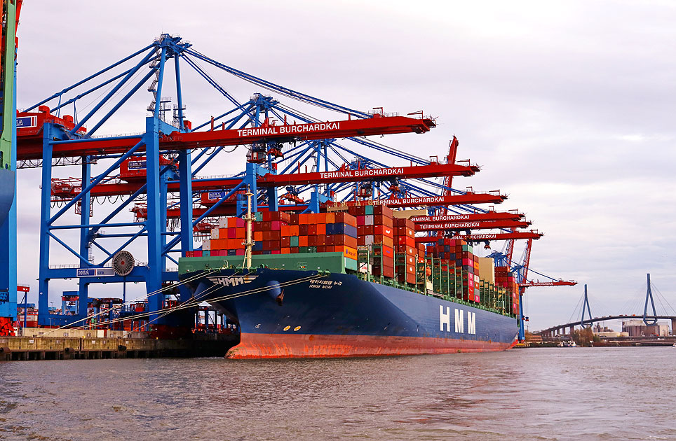 Das Containerschiff Hmm Nuri im Hamburger Hafen am Burchardkai