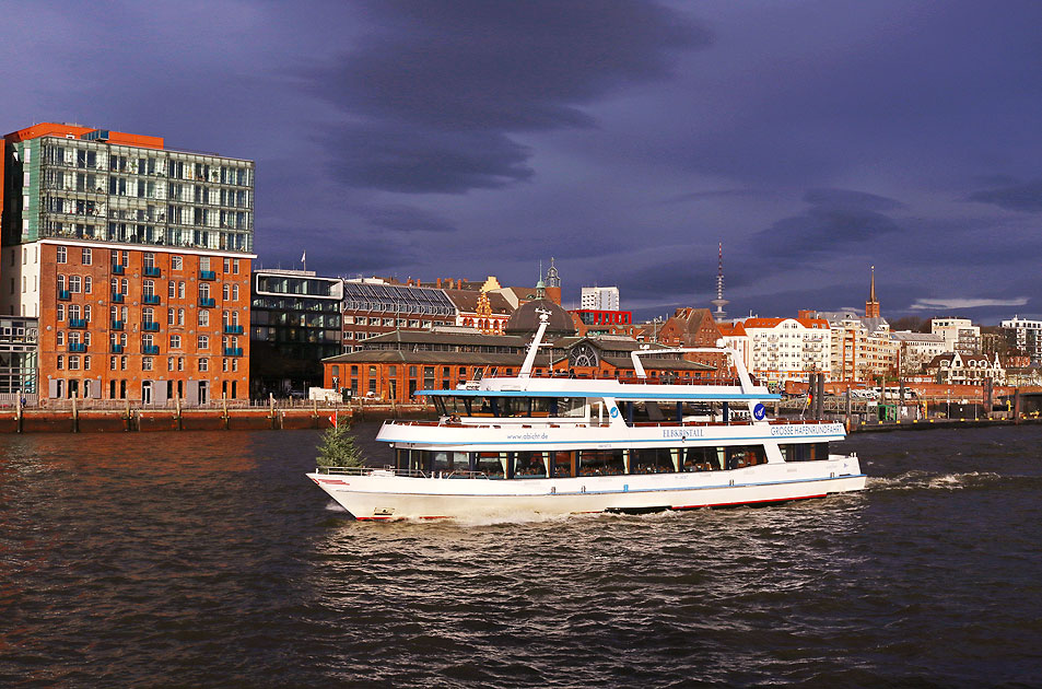 Das Abicht Schiff Elbkristall vor der Fischauktionshalle in Hamburg