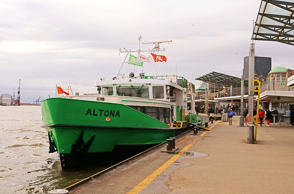 Das HADAG Schiff Altona an den St. Pauli Landungsbr&uuml;cken