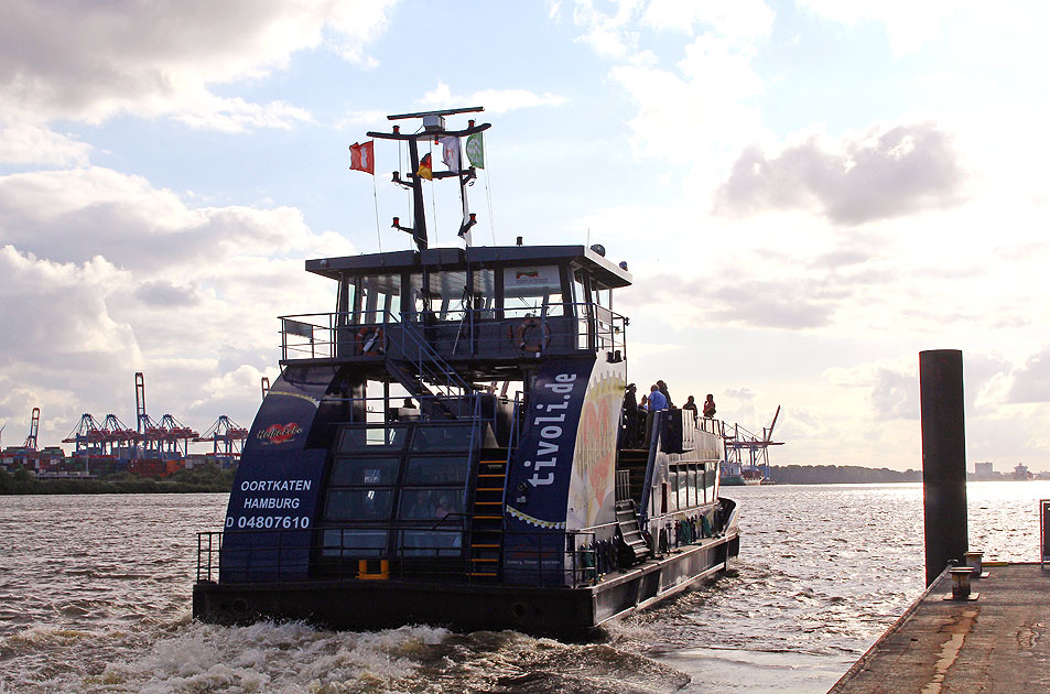 Das HADAG Schiff Oortkaten am Anleger Dockland in Hamburg