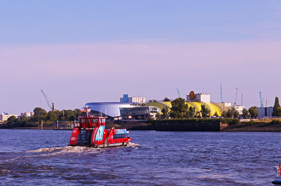 Das HADAG Schiff Elbmeile an den St. Pauli Landungsbr&uuml;cken