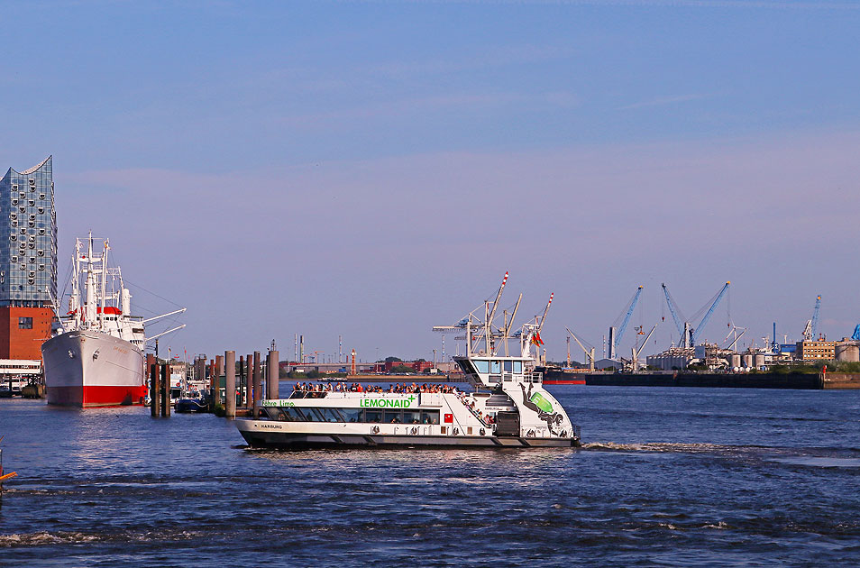 Das HADAG Schiff Harburg an den St. Pauli Landungsbr&uuml;cken in Hamburg