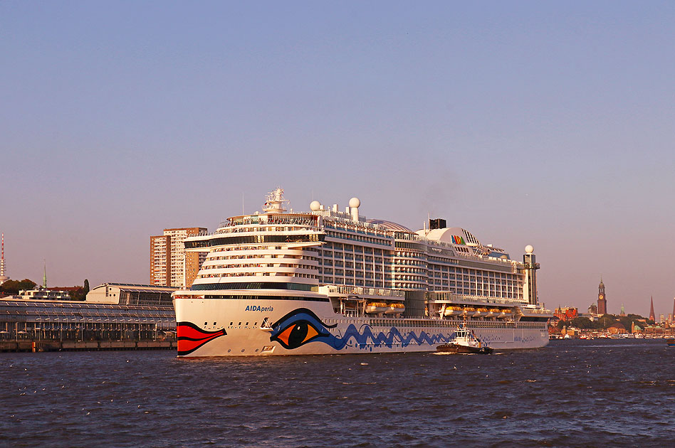Das Kreuzfahrtschiff Aidaperla im Hamburger Hafen vor dem Kreuzfahrtterminal Altona