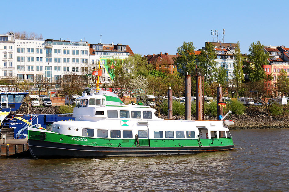 Das HADAG Schiff Kirchdorf in Hamburg auf der Elbe