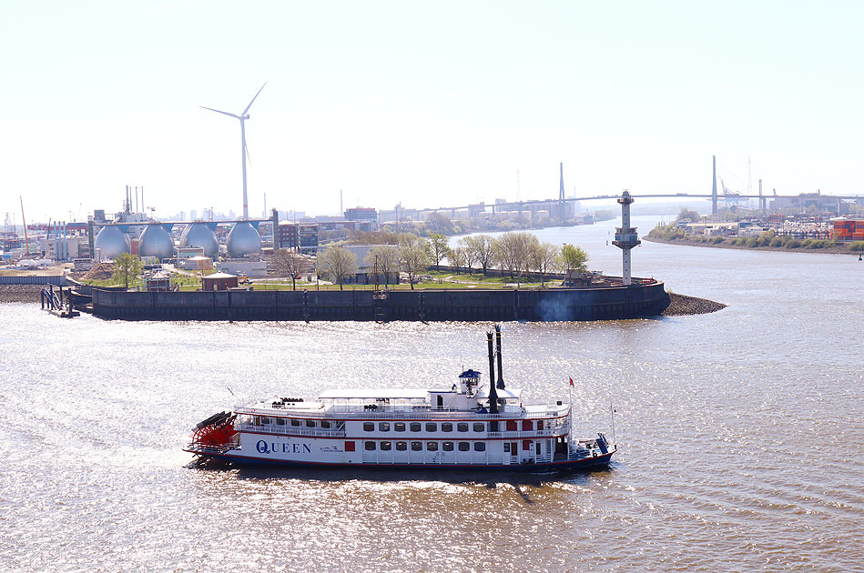 Die MS Queen von Kapitän Prüsse auf der Elbe in Hamburg