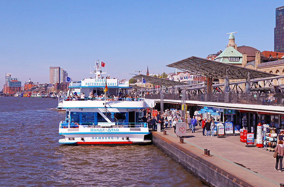Das Abicht-Schiff Hanse Star an den St. Pauli Landungsbrücken